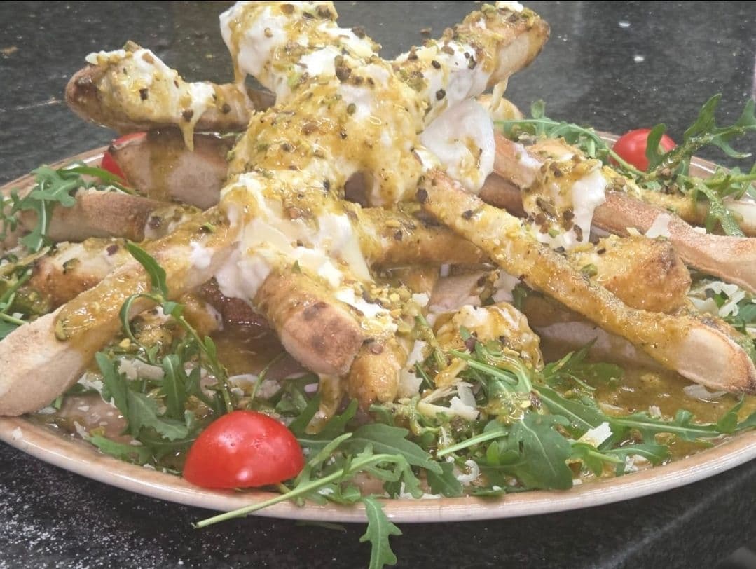 LISTARELLI DI PANPIZZA, STRACCIATELLA, PESTO DI PISTACCHIO E SCAGLIE DI GRANA (13)